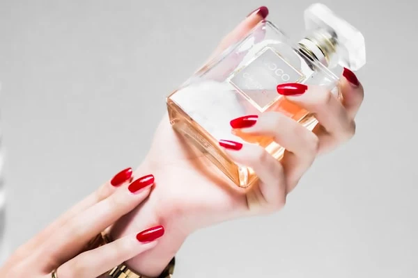راهنمای انتخاب عطر امضا متناسب با شخصیت، فصول سال و موقعیت‌های رسمی